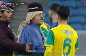 بالفيديو: رئيس نادي الوكرة القطري يدخل إلي الملعب ويطلب من لاعبيه ترك الملعب والإنسحاب من المباراة بعد إحتساب ركلة جزاء غريبه علي اللاعب المصري حمدي فتحي.
