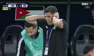 لحظة إطلاق صافرة النهاية وإعلان صعود الأردن إلي نهائي كأس آسيا وفرحة وبكاء المدرب المغربي حسين عموته
