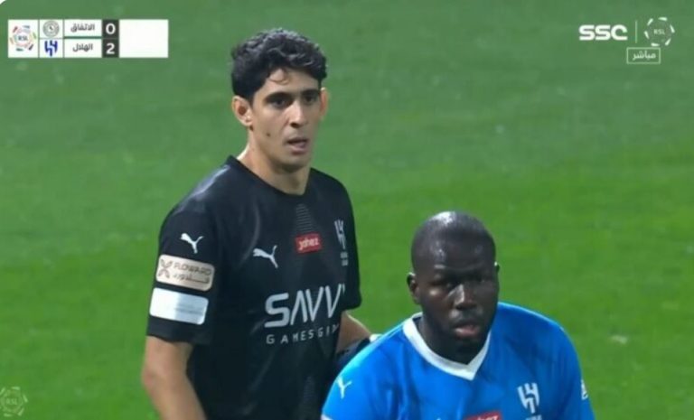 لقطة خرافية من ياسين بونو مع الفرنسي موسي ديمبيلي في مباراة الهلال والاتفاق.
