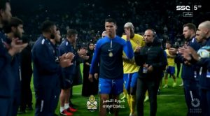 شاهد: تصرف غريب من كريستيانو رونالدو مع الصحفي ولاعبي الهلال اثناء الممر الشرفي قبل التتويج