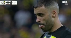 ركلة جزاء عبدالرزاق حمدالله الخيالية امام الحارس المغربي منير المحمدي في الدوري السعودي اليوم.