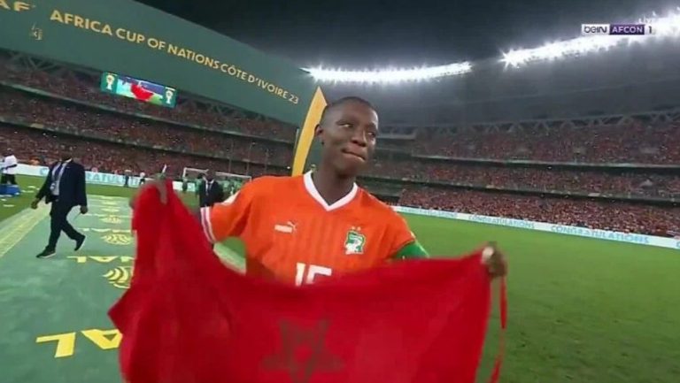 لقطة الموسم : قائد كوت ديفوار يرفع علم المغرب ويقوم بعمل جولة تاريخية حول الملعب بالكامل إحتفالاً بفوز ساحل العاج ببطولة كأس امم افريقيا.