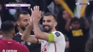 شاهد لاعبي منتخب الأردن يتهمون حكم المباراة ومنتخب قطر بالرشـ.ـوة في مشهد عجيب.
