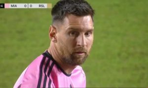 الركلة الحرة العجيبة التي نفذها ميسي مع انتر ميامي في أول مباراة في الدوري الامريكي.