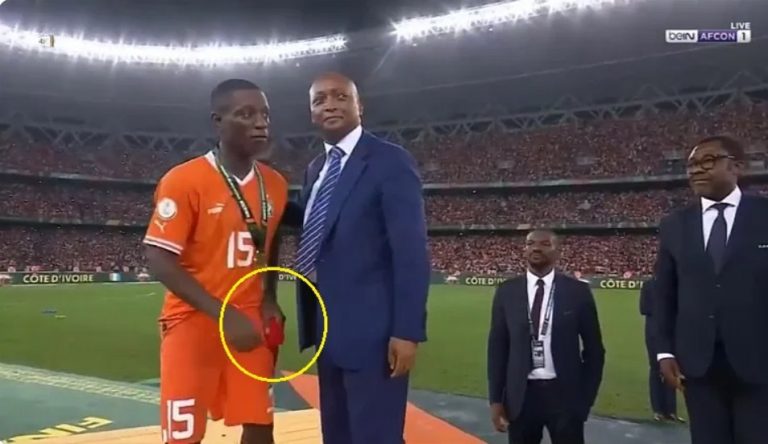 شاهد: المشهد الذي رفض حفيظ الدراجي التعليق عليه اثناء تتويج كوت ديفوار بكأس افريقيا