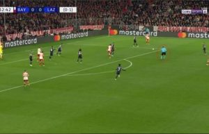 بالفيديو: مشهد غريب من حفيظ دراجي بسبب ما حدث من حكم مباراة بايرن ميونخ ولاتسيو في ثمن نهائي الابطال.