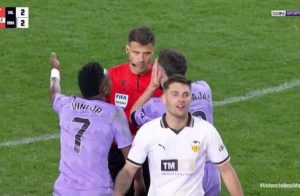 لقطة عجيبة في مباراة ريال مدريد وفالنسيا اصبحت حديث العالم .. الحكم ينهي المباراة أثناء تسجيل هدف في الثانية الآخيرة.