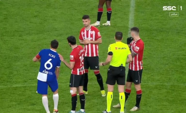 مشهد تاريخي من جماهير اتلتيك بلباو أثناء لحظة إغماء مشجع في المدرجات في نصف نهائي كأس ملك اسبانيا.