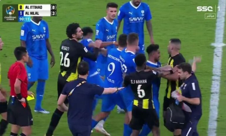 علي البليهي حاول إستفزاز المغربي حمدالله بتدخل قوي جداً وعننىيف فإنظروا ماذا فعل به المغربي حمدالله.