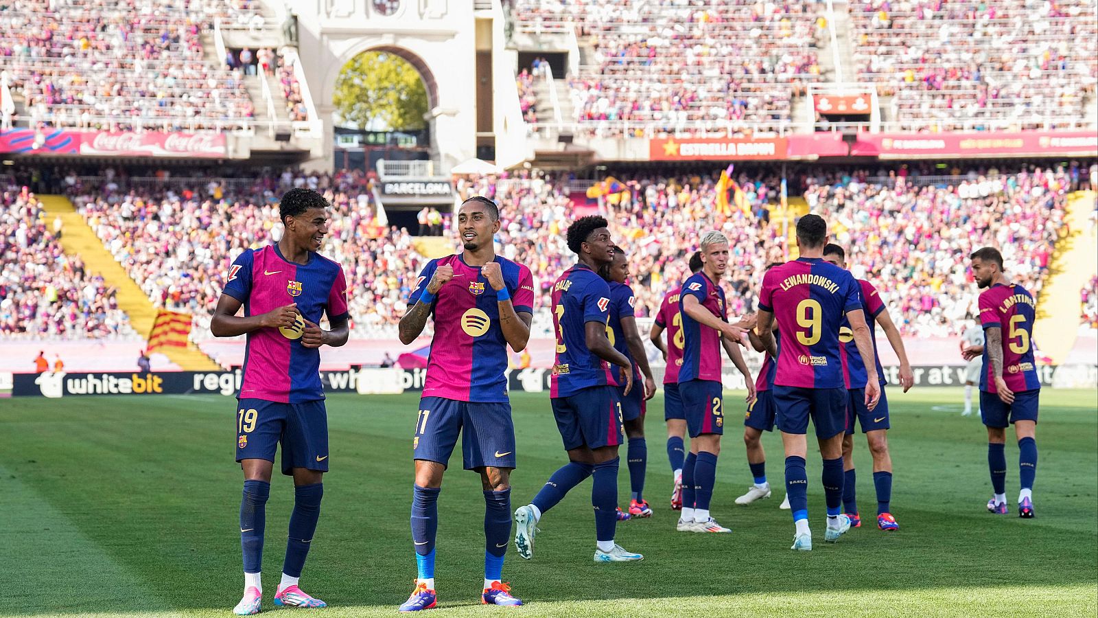 أزمة كبيرة بين لابورتا ونجم برشلونة بسبب رفض اللاعب الرحيل فى الصيف الماضى!
