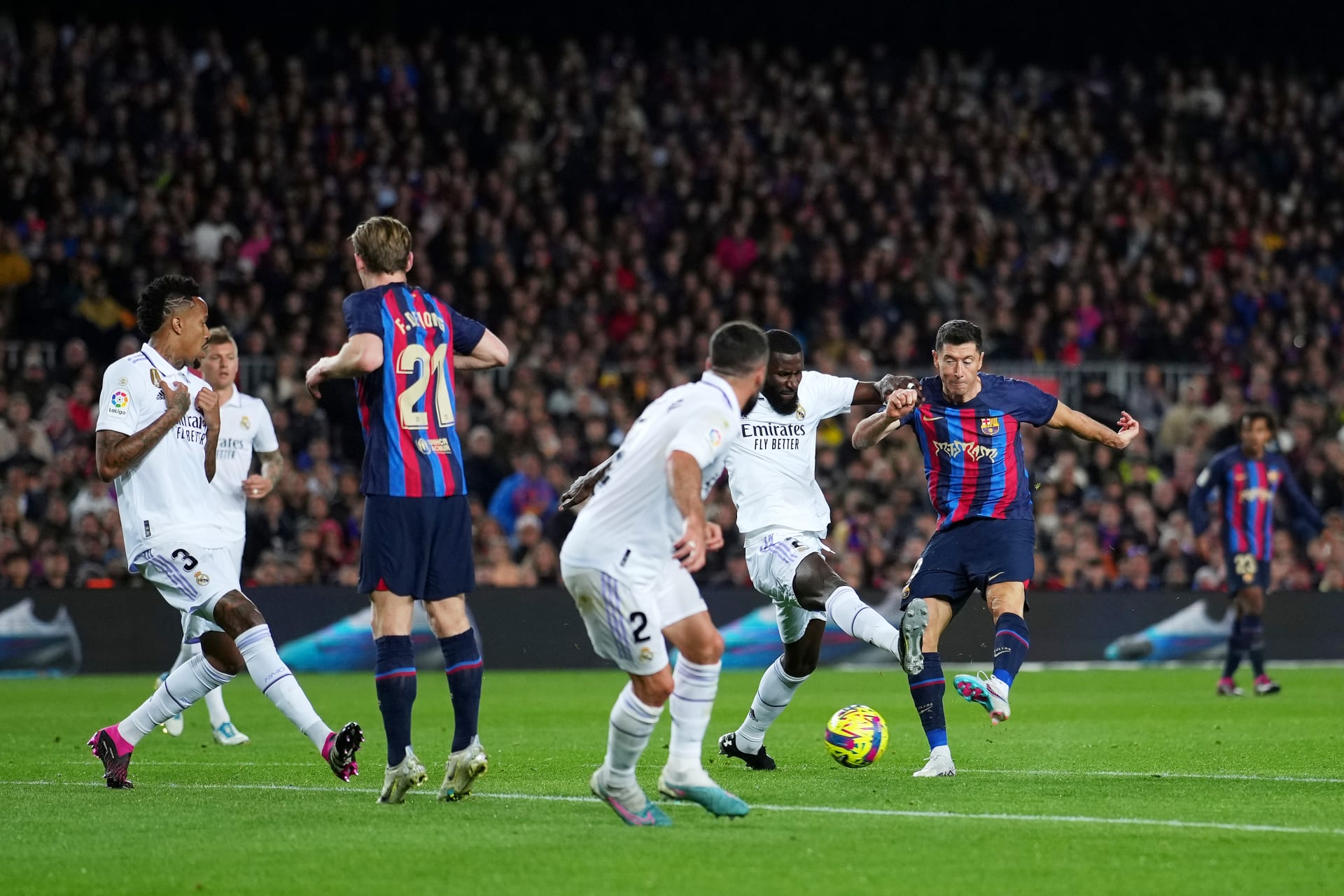 منافسة قوية بين ريال مدريد وبرشلونة على التعاقد مع جوهرة بايرن ميونخ وفليك يحسم الأمر!