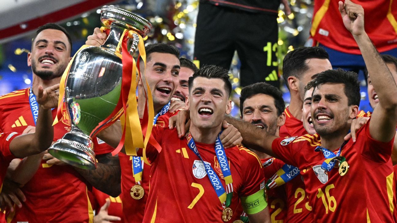 مدرب إسبانيا ينصح هذا اللاعب بالانضمام إلى برشلونة ورفض ريال مدريد!