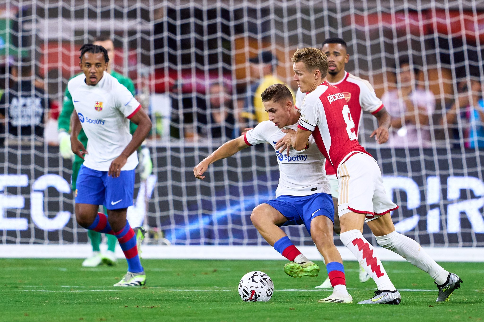فيرمين لوبيز يطرد اللاعب من برشلونة، وهانزي فليك يحكم عليه بالمغادرة!