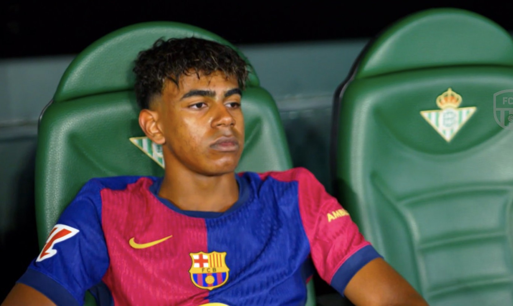لامين يامال ينفجـ.ـر غضباً من نجم برشلونة ويطلب من فليك استبعاده من تشكيلة الفريق!