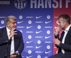 ليس تشيزني... هانسي فليك يطالب لابورتا بتجديد عقد نجم برشلونة حتى عام 2029 بعد الأداء الخرافي الذي قدمه أمام بنفيكا