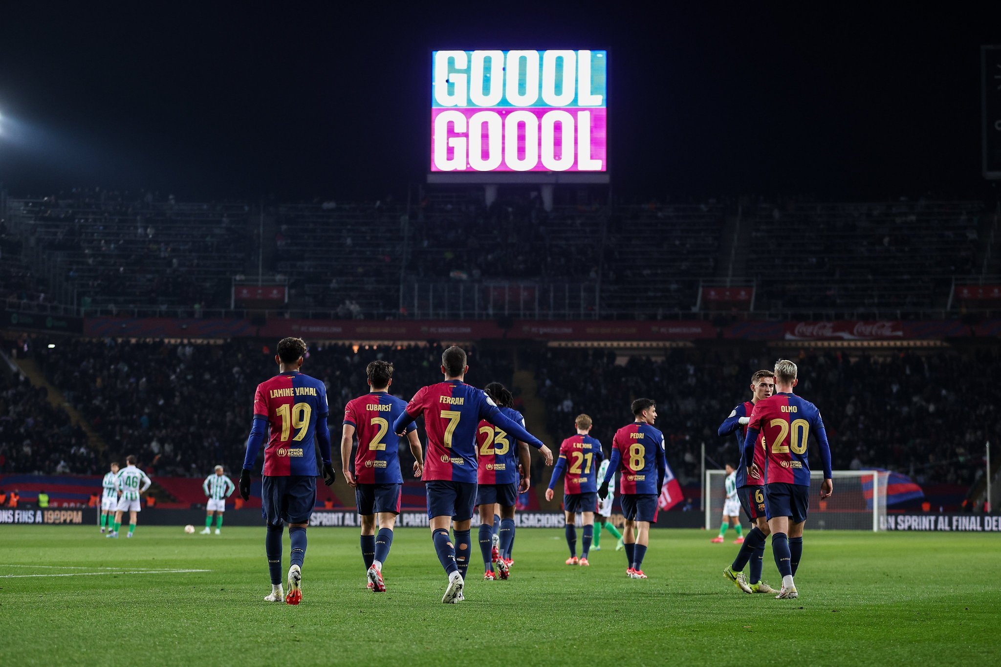 بعد مباراة بيتيس في كأس الملك، نجم برشلونة يصـ.ـعق هانسي فليك ويودع زملاءه في غرفة تبديل الملابس بعد قرار مفاجئ بالرحيل