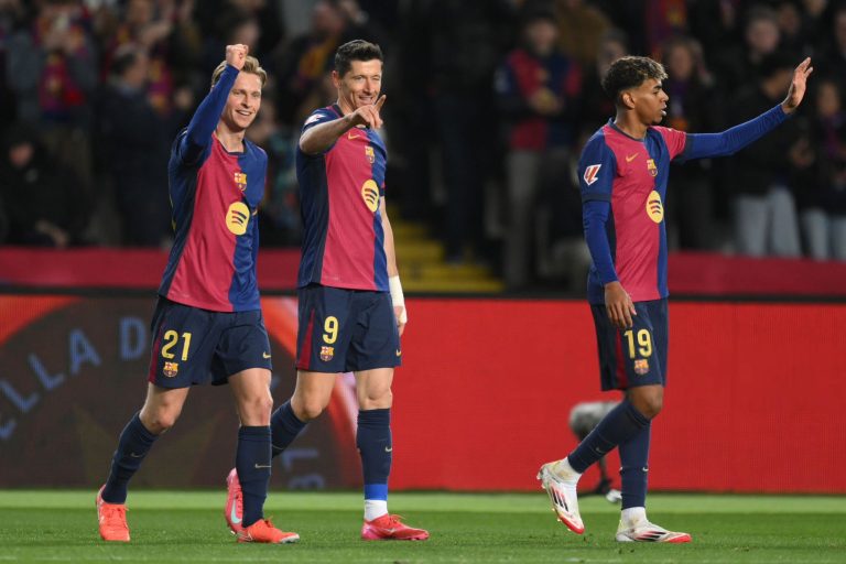 بعد اكـ.ـتساح فالنسيا بسباعية… هانسي فليك ينهال بالمديح علي نجم برشلونة وينفعل علي لاعب آخر!