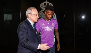 فينيسيوس جونيور يضع شرطًا مثيراً أمام إدارة ريال مدريد للموافقة علي تجديد عقده مع الفريق!