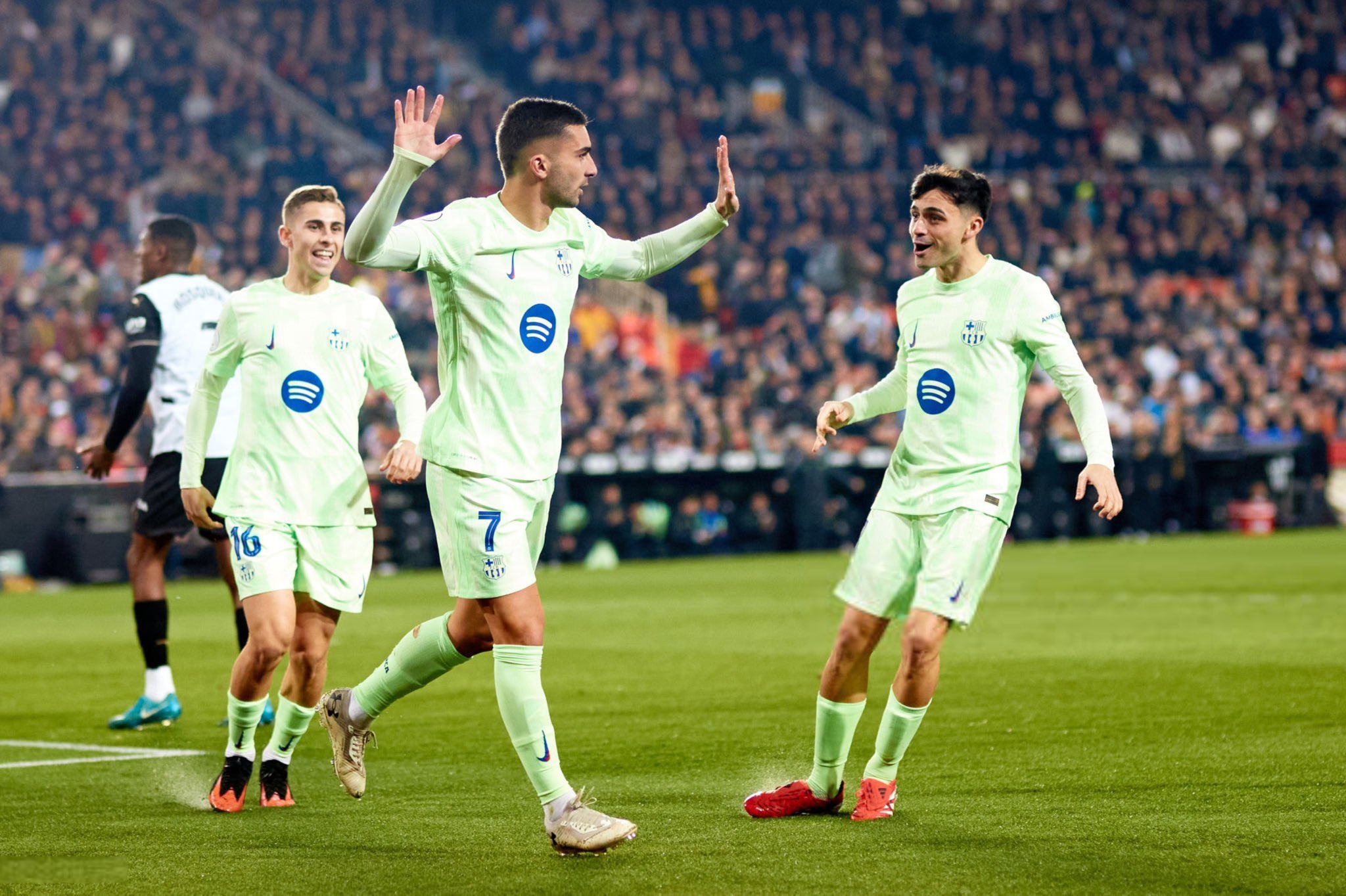هانسي فليك يتغني بنجم برشلونة الساحر بعد الانتصار الكبير علي فالنسيا والتأهل إلي نصف نهائي كأس الملك!