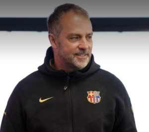 لا تشيزني ولا بيدري... هانسي فليك يُفاجئ الجميع ويهنئ نجم برشلونة على أدائه الرائع في نهاية المباراة أمام بنفيكا