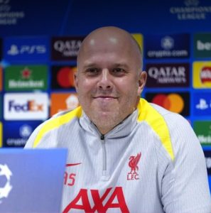 أرني سلوت، مدرب ليفربول يجد البديل المثالي لفان دايك في برشلونة، ويمنح إدارة الريدز الضوء الأخضر لبدء المفاوضات فورًا مع اللاعب