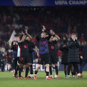 هانسي فليك غاضب من نجم برشلونة بعد العودة التاريخية أمام أتلتيكو مدريد