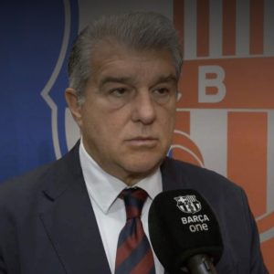 خوان لابورتا يريد منح نجم الفريق الخرافي القميص الأسطوري رقم "10" في برشلونة، لكن فليك يرفض ذلك بكل قوة ويعارضه بشدة!