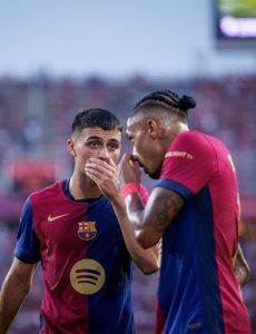 بيدري ورافينيا، بعد أن ضاقوا ذرعًا من الأداء المتواضع لنجم برشلونة الكارثي، يطلبان من هانسي فليك التعاقد مع هذا النجم العالمي على وجه السرعة