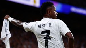 فينيسيوس يُحدد شرطاً وحيداً للرحيل عن ريال مدريد وبيريز ينفعل علي اللاعب ويرفض هذا الشرط ويحذره من التـ.ـمرد!