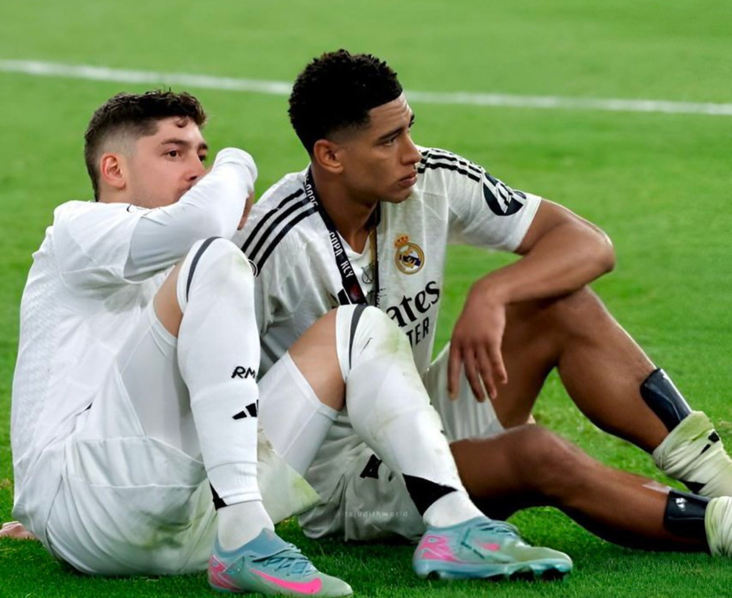 ثنائي ريال مدريد جود بيلينغهام وفالفيردي يشـ.ـعلان الأجواء داخل غرفة الملابس ويدخلان في مشااجرة عنيفـ.ـة مع زميل لهم في الفريق!