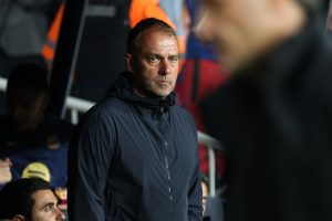 ثلاثي برشلونة يُشـ.ـعل الأجواء وينشر الفووضي داخل غرفة الملابس وينقلب بشكل مفاجىء علي هانسي فليك بعد نهاية المباراة!