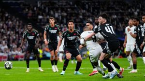 ليس مودريتش... نجم ريال مدريد يرفع راية الاستسلام بعد الإقصاء أمام أرسنال ويخبر زملائه بقراره بالرحيل عن الفريق في نهاية الموسم!