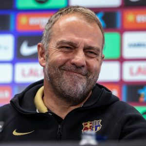 بعد معاقبة ريال مدريد بريمونتادا مؤلمة... هانسي فليك ينهال بالمديح علي نجم برشلونة الأفضل في العالم ويعدد مكاسب هذا الانتصار!