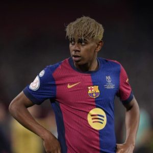 نجم الموسم لامين يامال يطلب من لابورتا عدم بيع نجم برشلونة إلي مانشستر يونايتد!