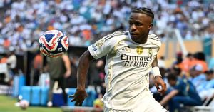 فينيسيوس يشعر بالتهميش داخل ريال مدريد بعد تألق مبابي وتصاعد القلق بشأن مستقبله مع الفريق