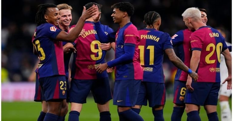 برشلونة يفاجئ الجميع بخطوة غير متوقعة بشأن مستقبل نجم الوسط الهولندي