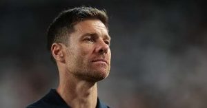 نجم ريال مدريد على حافة الرحيل؟ دعم مفاجئ من ألونسو وسط ضغوط تهدد مستقبله!