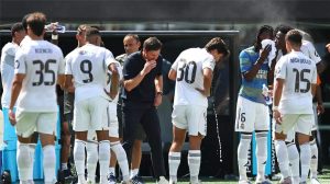لفتة إنسانية من نجم ريال مدريد الأول تُشعل أزمة قد تطيح بمستقبله الكروي!