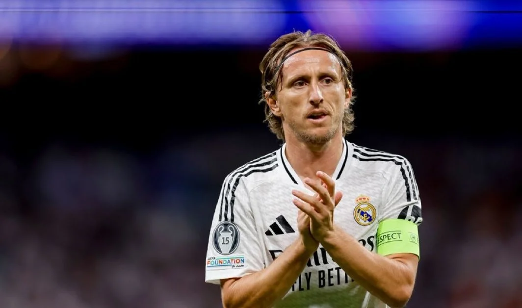 النجم الأسطوري لوكا مودريتش يفاجئ الجميع بخطوة غير مسبوقة ويمنح القميص رقم 10 لنجم ريال مدريد الموهوب الذي يرى فيه الوريث الحقيقي لأسطورته!