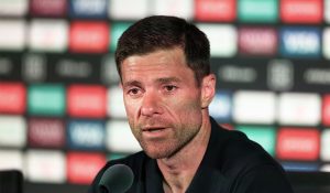 تشابي ألونسو يربك ريال مدريد قبل قمة باريس سان جيرمان… قرار مفاجئ بإقصاء الهداف يشعل غرفة الملابس!