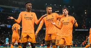 أجواء غير مستقرة داخل غرفة ملابس ريال مدريد.. لاعبون يشككون في “المعايير الحقيقية” للاختيارات الفنية!