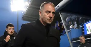 هانسي فليك يُفاجئ الجميع باعتذار علني ويطلب من نجم برشلونة البقاء وعدم الرحيل!