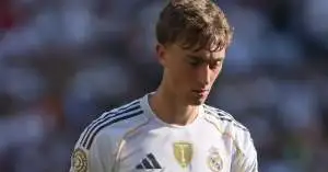 مفاجأة نارية داخل ريال مدريد.. هويسن يُوجّه اتهامًا صادمًا لأحد زملائه في غرفة الملابس!