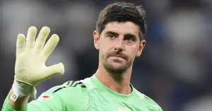 كورتوا يكشف الحقيقة الصادمة: “ريال مدريد يلعب أحيانًا بعشرة لاعبين فقط” بسبب ضعف أداء زميله!
