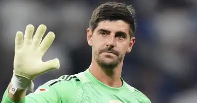 كورتوا يكشف الحقيقة الصادمة: “ريال مدريد يلعب أحيانًا بعشرة لاعبين فقط” بسبب ضعف أداء زميله!