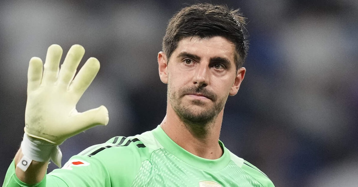 كورتوا يكشف الحقيقة الصادمة: “ريال مدريد يلعب أحيانًا بعشرة لاعبين فقط” بسبب ضعف أداء زميله!