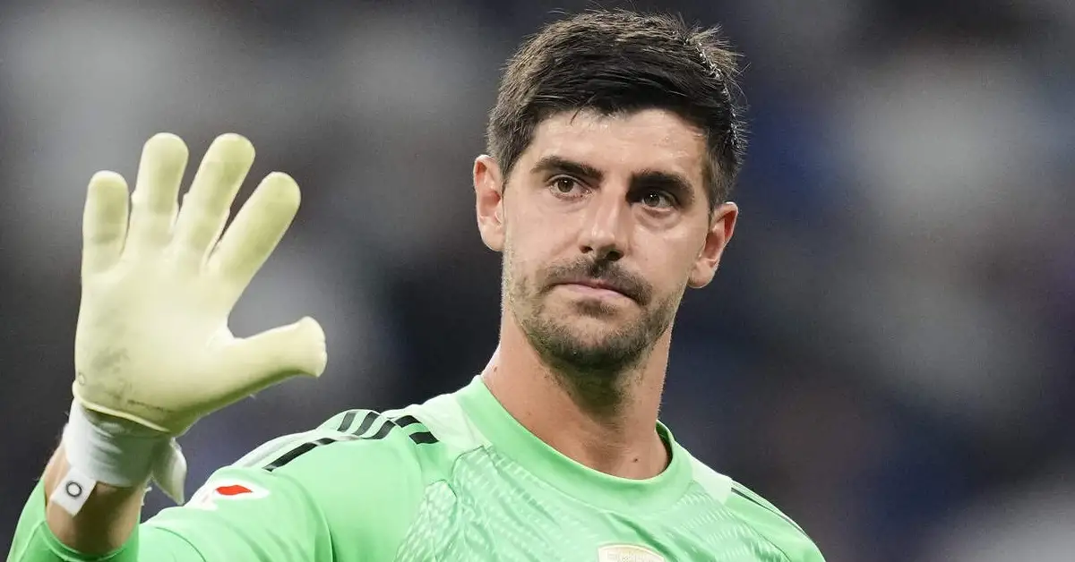 كورتوا يكشف الحقيقة الصادمة: “ريال مدريد يلعب أحيانًا بعشرة لاعبين فقط” بسبب ضعف أداء زميله!