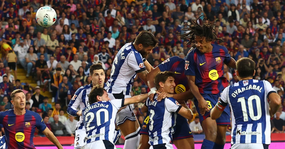 حكم مباراة برشلونة وريال سوسيداد يفجرها باعتراف مثير يغير كل شيء!