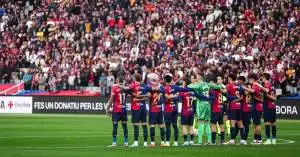 تذمر في غرفة ملابس برشلونة: لاعبو الفريق يطالبون باستبعاد “هذا اللاعب” الذي يُضعف الفريق… وفليك يُصر على إشراكه أساسياً الليلة!