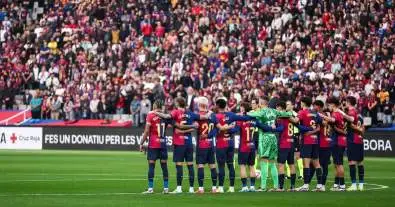 تذمر في غرفة ملابس برشلونة: لاعبو الفريق يطالبون باستبعاد “هذا اللاعب” الذي يُضعف الفريق… وفليك يُصر على إشراكه أساسياً الليلة!